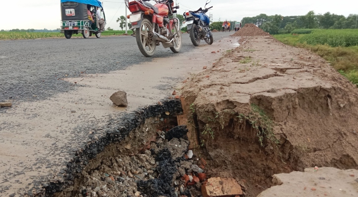 ৬৪৩ কোটির রাস্তা: একদিকে চলছে নির্মাণ, আরেকদিকে ভাঙছে বৃষ্টিতে